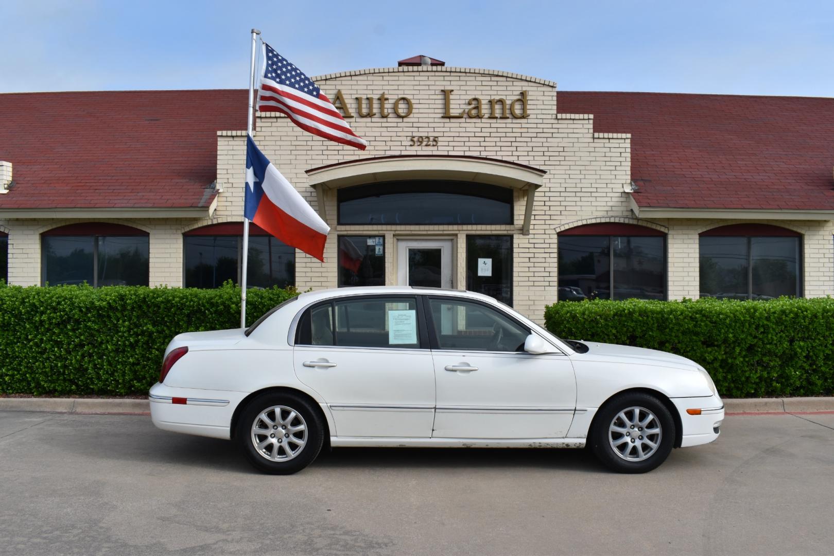 2008 White /Gray Kia Amanti (KNALD125X85) with an V6 3.8L engine, 5 SPEED AUTOMATIC transmission, located at 5925 E. BELKNAP ST., HALTOM CITY, TX, 76117, (817) 834-4222, 32.803799, -97.259003 - Deciding to purchase a 2008 Kia Amanti sedan depends on your specific needs and preferences, but there are several potential benefits to consider: Value for Money: The Kia Amanti was known for offering a lot of features for its price point, making it a compelling option for buyers looking for a wel - Photo#3